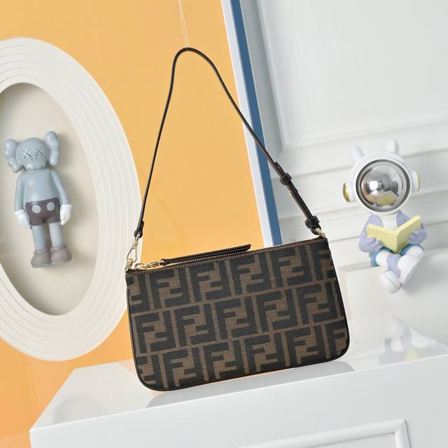 Fendi Baguette 新款手拿包看似小巧实则超能装，经典双F布料Logo，配有可拆卸肩带，拉链开合，复古经典款型，百搭不过时，手拿腋下都超显气质～ 款号