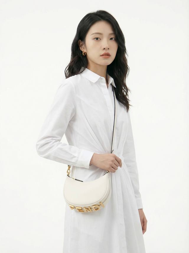 comes with an adjustable long shoulder strap. This Fend1 Praphy underarm bag fea