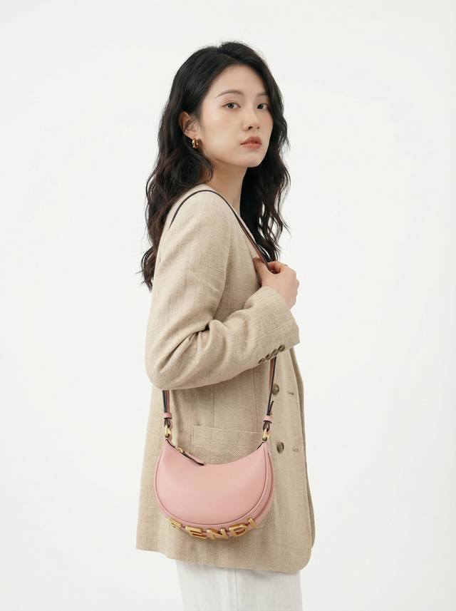 comes with an adjustable long shoulder strap. This Fend1 Praphy underarm bag fea