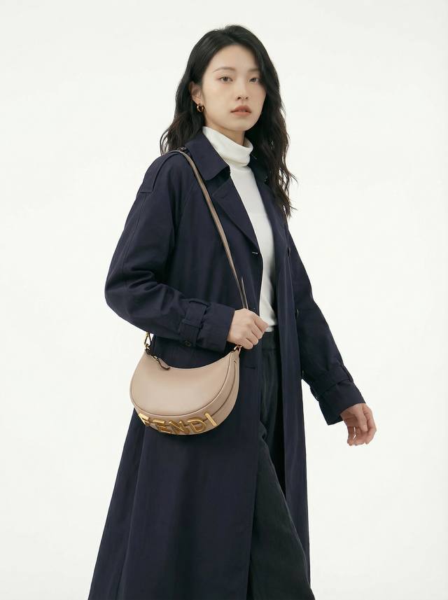 features an adjustable long shoulder strap. This Fend1 Praphy underarm bag is ch