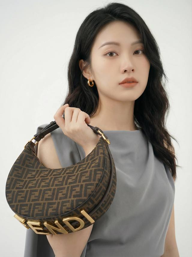 Original single item with shoulder strap, model 1101, size 29cm. Fend1 Praphy un