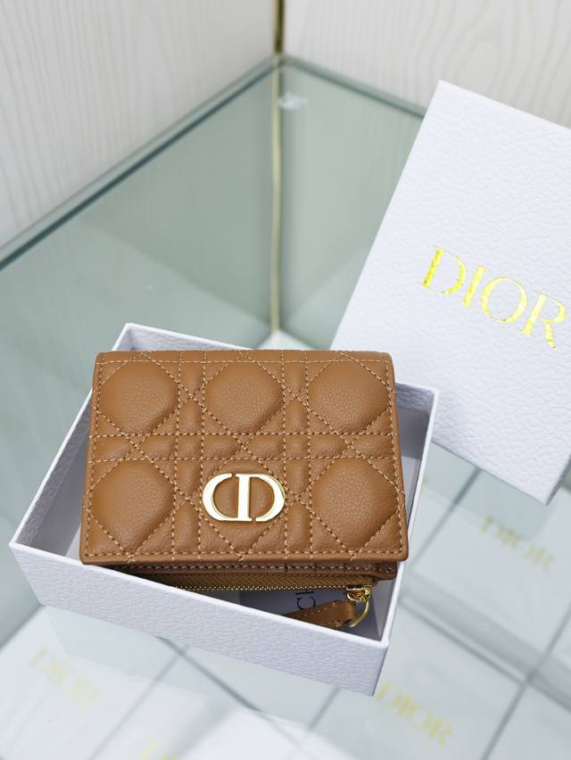 Dior Caro Dahlia 钱包 柔软牛皮革 编号:S5173Ubhz_M928 这款Dior Caro Dahlia钱包饰以藤格纹缉面线，彰显现代风范。