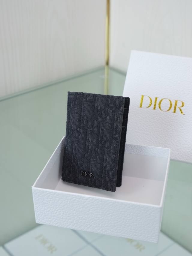 Dior男士新款双折卡夹 采用Oblique 印花放入口袋。型号2Esch138 尺寸8.2X11.2 请认准629工厂p面料和黑色牛皮革精心制作，彰显Dior