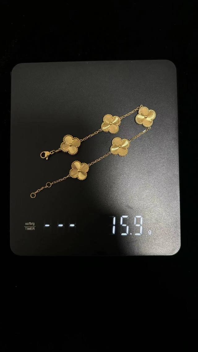 V金材质Vca黄金色镭射雕花四叶草五花手链 V金材质Vca黄金色镭射雕花四叶草五花手链