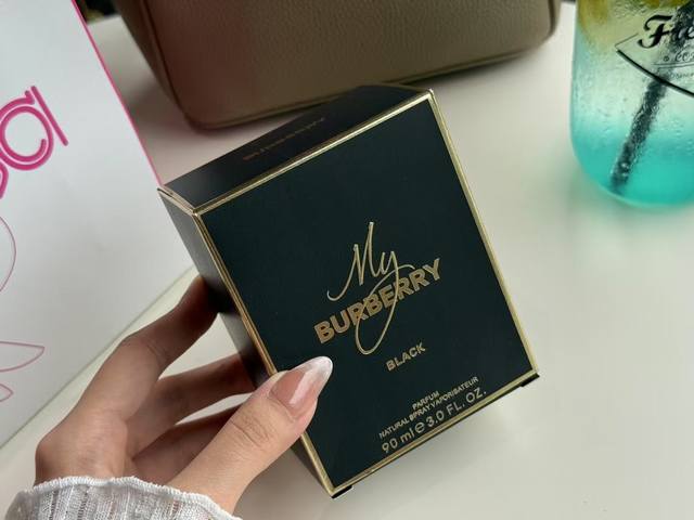 原单品质 巴宝莉我的巴宝莉真真是收到非常喜欢的惊喜～ 目前位列我收到的香水最惊喜的一款！瓶子特别漂亮！外包纸盒都非常有质感，金色各纹大气婉约～30Ml的大小对称