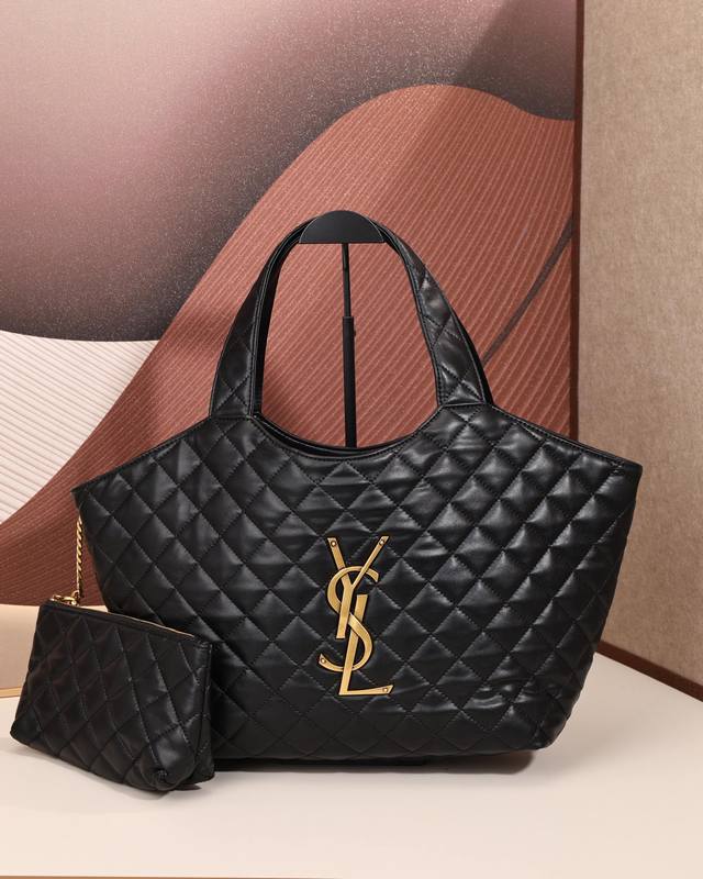 Icare中号绗缝羊皮革购物袋 Maxi购物袋，套索扣开合设计，饰有方形绗缝包缝和经典Ysl标志。 纳帕羊皮中央的立体字母组合，前卫又有气场，完美诠释了Sain