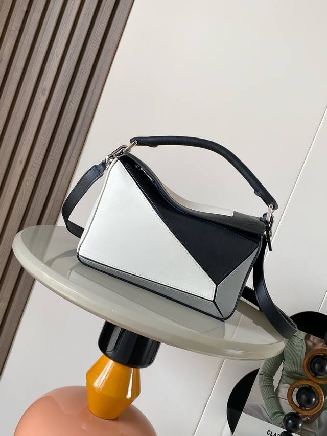 新款小号纳帕牛皮革 puzzle手袋puzzle 以别具一格的几何线条勾勒长方体造型此小号版本采用纳帕牛皮革制成方形嵌花图案的灵感源自Josef Albers