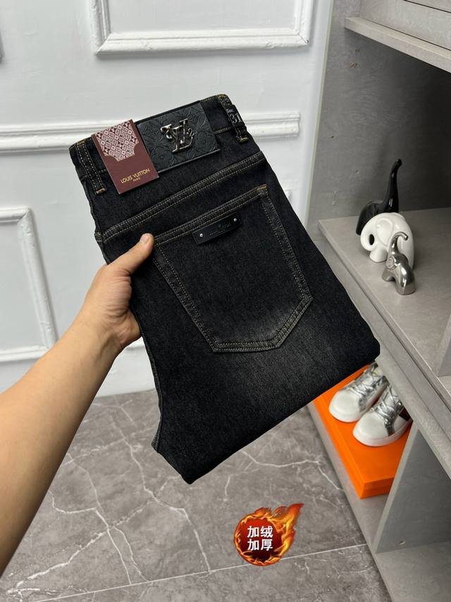 支持年后退换 Lv 加绒加厚 新款来袭秋冬爆款新品 专柜有售 实体店极品牛仔裤专柜原版1:1好货，适合各个年龄段。市场最高版本的欧洲进口面料。舒适柔软亲肤，上身