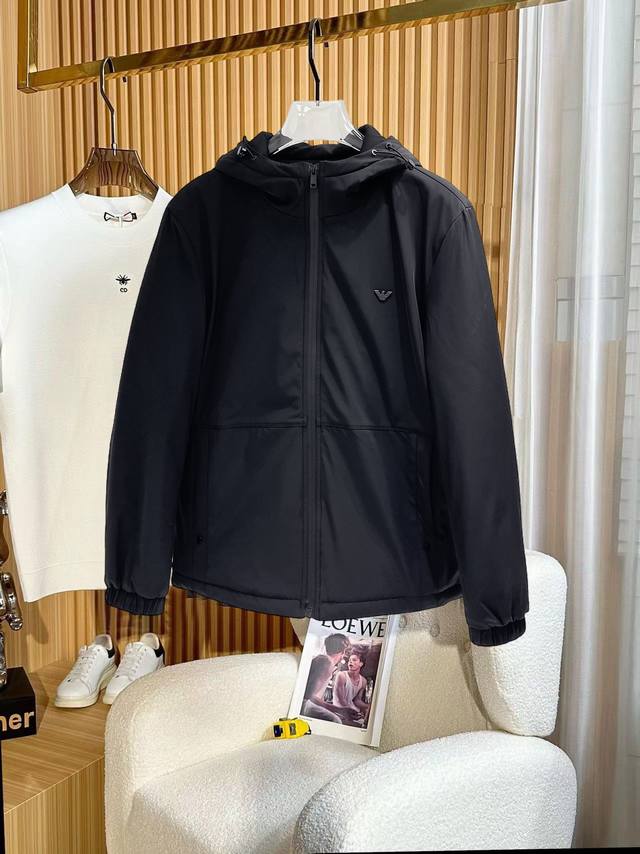 支持年后退换 阿玛尼 三标齐全 秋冬季新款羽绒棉衣加厚棉服外套，秀场新品品相非常完美，舒适保暖，色泽饱满诱人，非常出彩的设计，轻松将时髦感进阶，做工极为考究严谨