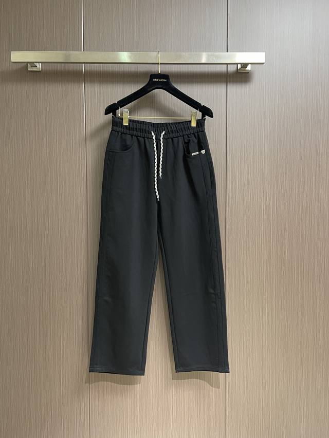 支持年后 Balenciaga 2026Ss早春新款直筒阔腿休闲卫裤，简约时尚新款定制面料，身穿手感舒适 低调不失奢华 设计时尚高端 裤型款式和裁剪亦无需多言