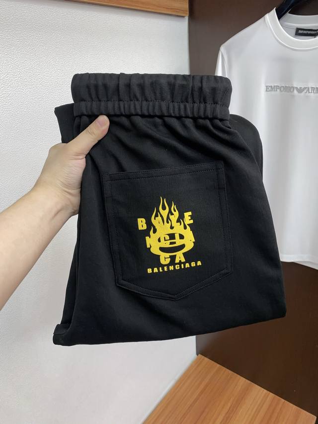 支持年后 巴黎世家 专柜新品同步上市。原单订制高品质时尚休闲裤。超级百搭款。独家定制面料，手感细腻柔软，贴身舒适，上身超有型！原版定制专柜最新五金辅料。超靓版型