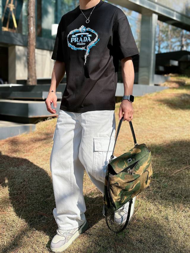 普拉达#prada 2026春夏新款首发专柜最新款短袖圆领T恤 高端订制 设计前卫时尚!品牌Logo重工艺设计 高端定制百分百棉顶级丝光面料.手感柔软.穿着舒适 普拉达#prada 2026春夏新款首发专柜最新款短袖圆领T恤 高端订制 设计前卫时尚!品牌Logo重工艺设计 高端定制百分百棉顶级丝光面料.手感柔软.穿着舒适