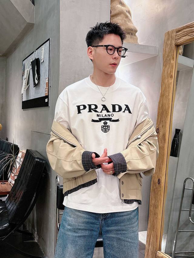 普拉达#prada 2026春夏新款首发专柜最新款短袖圆领T恤 高端订制 设计前卫时尚!品牌Logo重工艺设计 高端定制百分百棉顶级丝光面料.手感柔软.穿着舒适 普拉达#prada 2026春夏新款首发专柜最新款短袖圆领T恤 高端订制 设计前卫时尚!品牌Logo重工艺设计 高端定制百分百棉顶级丝光面料.手感柔软.穿着舒适