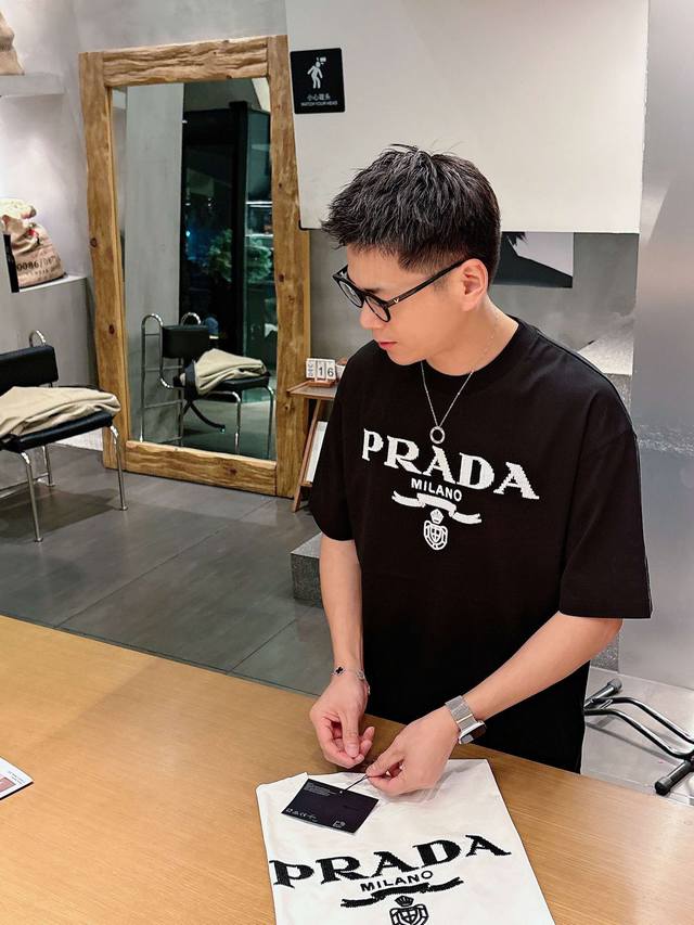 普拉达#prada 2026春夏新款首发专柜最新款短袖圆领T恤 高端订制 设计前卫时尚!品牌Logo重工艺设计 高端定制百分百棉顶级丝光面料.手感柔软.穿着舒适 普拉达#prada 2026春夏新款首发专柜最新款短袖圆领T恤 高端订制 设计前卫时尚!品牌Logo重工艺设计 高端定制百分百棉顶级丝光面料.手感柔软.穿着舒适
