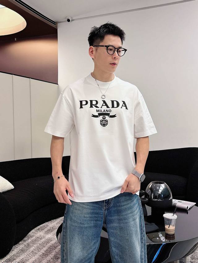 普拉达#prada 2026春夏新款首发专柜最新款短袖圆领T恤 高端订制 设计前卫时尚!品牌Logo重工艺设计 高端定制百分百棉顶级丝光面料.手感柔软.穿着舒适 普拉达#prada 2026春夏新款首发专柜最新款短袖圆领T恤 高端订制 设计前卫时尚!品牌Logo重工艺设计 高端定制百分百棉顶级丝光面料.手感柔软.穿着舒适