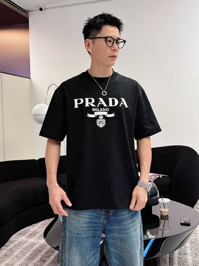普拉达#prada 2026春夏新款首发专柜最新款短袖圆领T恤 高端订制 设计前卫时尚!品牌Logo重工艺设计 高端定制百分百棉顶级丝光面料.手感柔软.穿着舒适 普拉达#prada 2026春夏新款首发专柜最新款短袖圆领T恤 高端订制 设计前卫时尚!品牌Logo重工艺设计 高端定制百分百棉顶级丝光面料.手感柔软.穿着舒适