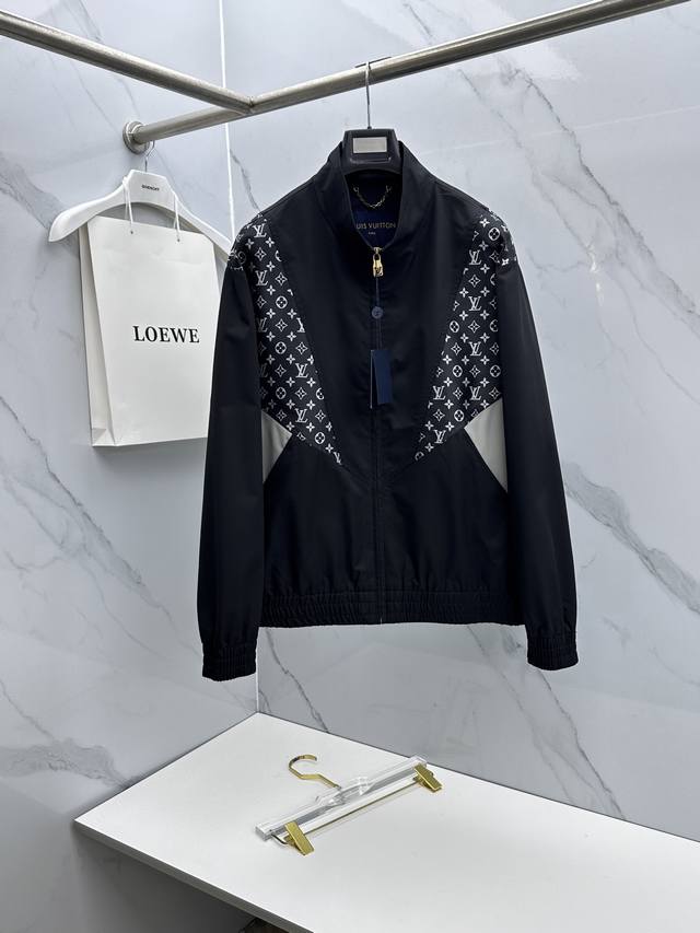 LV路易威登 2026早春休闲系列，最新时尚立领夹克外套.处处细节显工艺足够的高级 结构性剪裁的设计改变来展现男士多样的形象变化，修身利落、剪裁合体，满足时下正