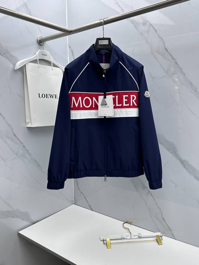 Moncler蒙口 2026早春休闲系列，最新时尚立领夹克外套.处处细节显工艺足够的高级 结构性剪裁的设计改变来展现男士多样的形象变化，修身利落、剪裁合体，满足