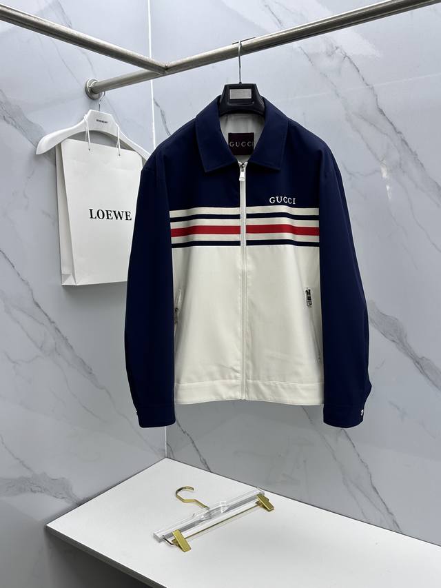 Gucci古驰 2026早春休闲系列，最新时尚翻领夹克外套.拼接撞色条纹，Logo刺绣，处处细节显工艺足够的高级 结构性剪裁的设计改变来展现男士多样的形象变化，
