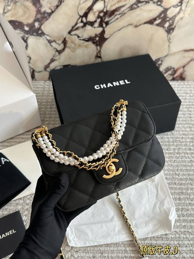 原版皮 配礼盒 Chanel 24 珍珠方胖子 又是一只一眼爱上的可爱包包 Chanel 26C这一季深挖还是有一些不错的款式的像这个珍珠方胖子哦实在是Sooo