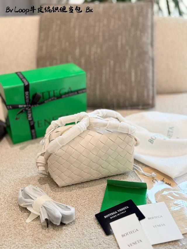 Bv Mini Loo 黑色编织包 Bottega Veneta Mini Loop黑色编织包，采用经典Intrecciato工艺，小牛皮材质柔软耐用，手感超赞