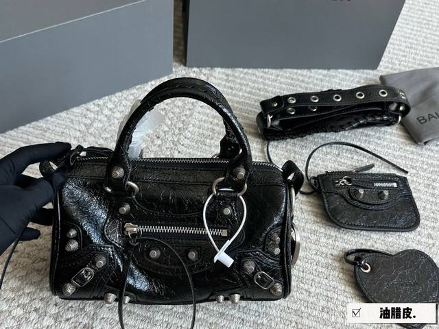 配盒 Size：22*12Cm 巴黎世家Le Duffle Bag枕头包 致敬经典机车包系列重磅新款 不要泰可爱了吧 小小只百搭神器 Mini Size！ 可调