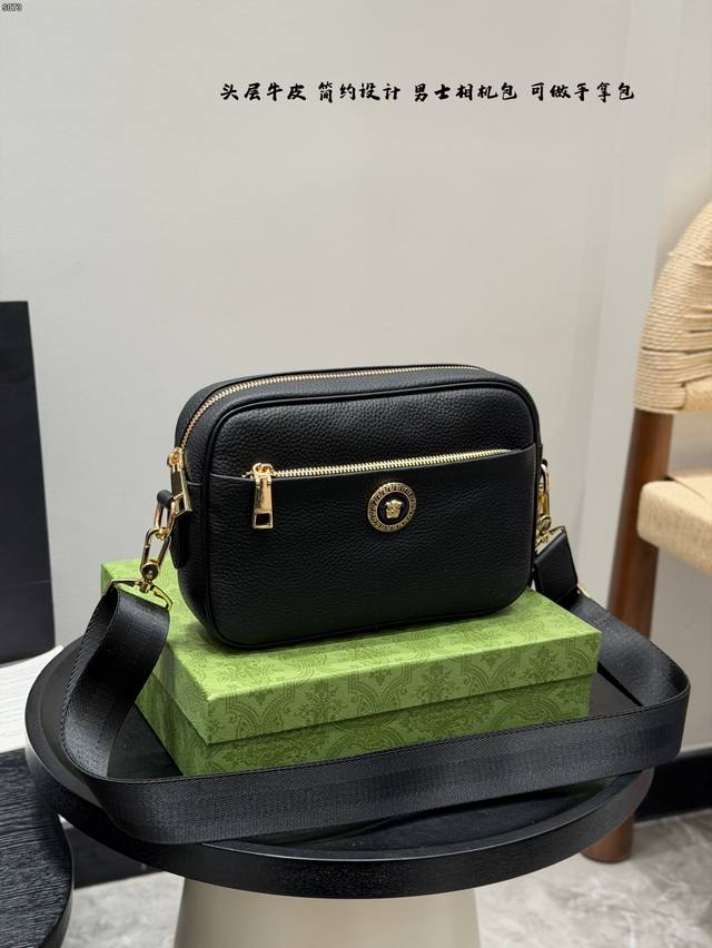 礼盒 头层牛皮 Size：23*14Cm 范思哲最新款男士相机包黑武士太好看小邮差 可手拿 性价比真的很高 送男朋友的小姐姐们可以安排了