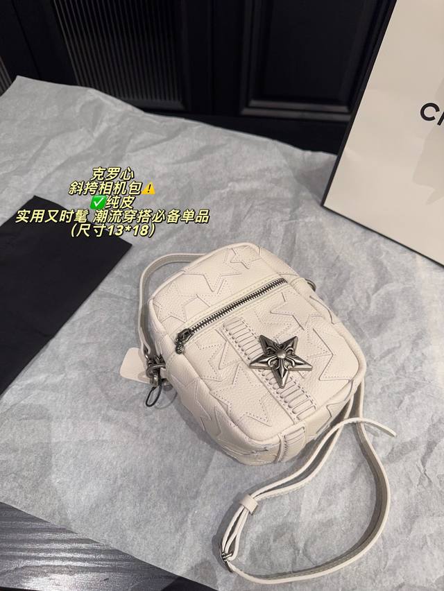 纯皮 无盒尺寸13*18 Chrome Hearts克罗心斜挎相机包 搭配标志性五角星金属装饰,辨识度超高。包身压纹设计,细节精致,肩带可调节,单肩或斜挎都很O 纯皮 无盒尺寸13*18 Chrome Hearts克罗心斜挎相机包 搭配标志性五角星金属装饰,辨识度超高。包身压纹设计,细节精致,肩带可调节,单肩或斜挎都很O