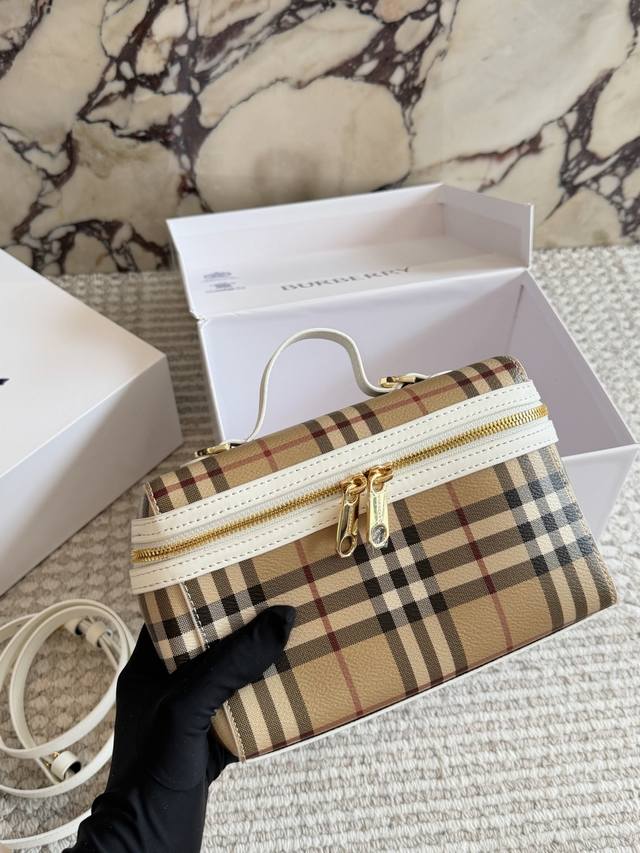 Burberry格纹饭盒包 Burberry格纹饭盒包，经典米色格纹+石楠棕皮革饰边，英伦风满满！pvc材质防水耐用，双拉链设计超实用，内部空间能装下日常小物。