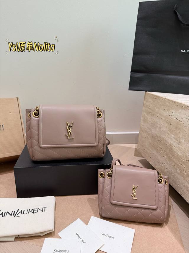 配盒 Size：23*15Cm 18*13Cm 牛皮品质出 Ysl Mini Nolita手袋 精致、可爱还很能装～ 背他真的是温柔小仙女本仙了 搜索杨树林洛丽