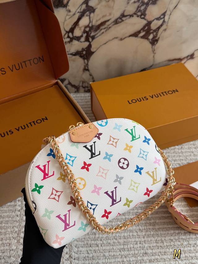 配盒 L家 新品贝壳包 真的是太好看了！很小巧精致，放遥遥领先宽度刚刚好，再大一点的手机应该也可以，太适合春夏了！老花搭什么衣服都好看！好看好看好看！喜欢的姐妹