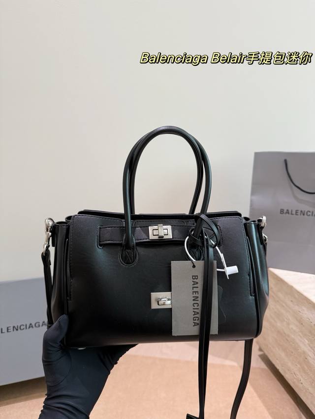 迷你 卡戴珊Look 巴黎世家 甲甲卡戴珊 Kim Kardashian 套装巴黎世家家的 铂金包Balenciaga Belair 黑色机车过膝靴穿出了卡戴珊