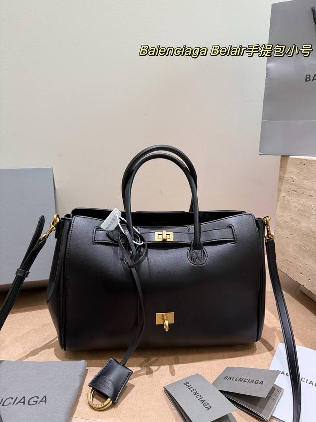 小号 卡戴珊Look 巴黎世家 甲甲卡戴珊 Kim Kardashian 套装巴黎世家家的 铂金包Balenciaga Belair 黑色机车过膝靴穿出了卡戴珊