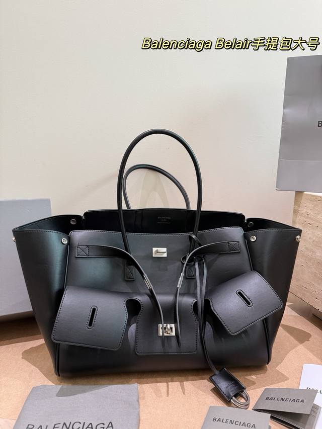 大号 卡戴珊Look 巴黎世家 甲甲卡戴珊 Kim Kardashian 套装巴黎世家家的 铂金包Balenciaga Belair 黑色机车过膝靴穿出了卡戴珊