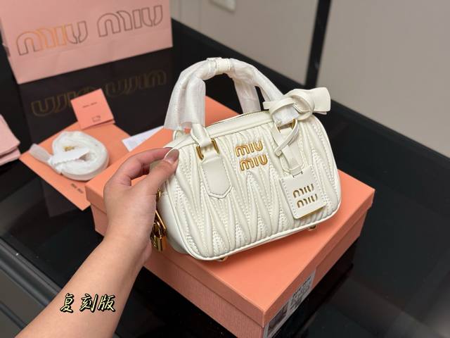 升级版配盒 Size：20*14Cm Miumiu保龄球包包甜度刚好！ 很难不爱啊啊！ 又奶又千金的感觉！ 可手拎也可斜挎 绝对不是小废包哦容量足足的~~ 出场