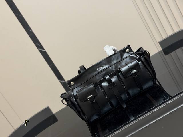 Size：35.24Cm 普拉达 新款托特 多了一份随意和简单， 完全的时尚百搭！
