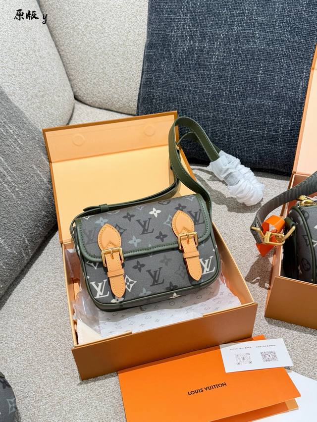 LV Satchel迷你邮差包 Lv Satchel迷你邮差包，采用Monogram Surplus帆布+pharrell Williams迷彩元素，复古又时髦