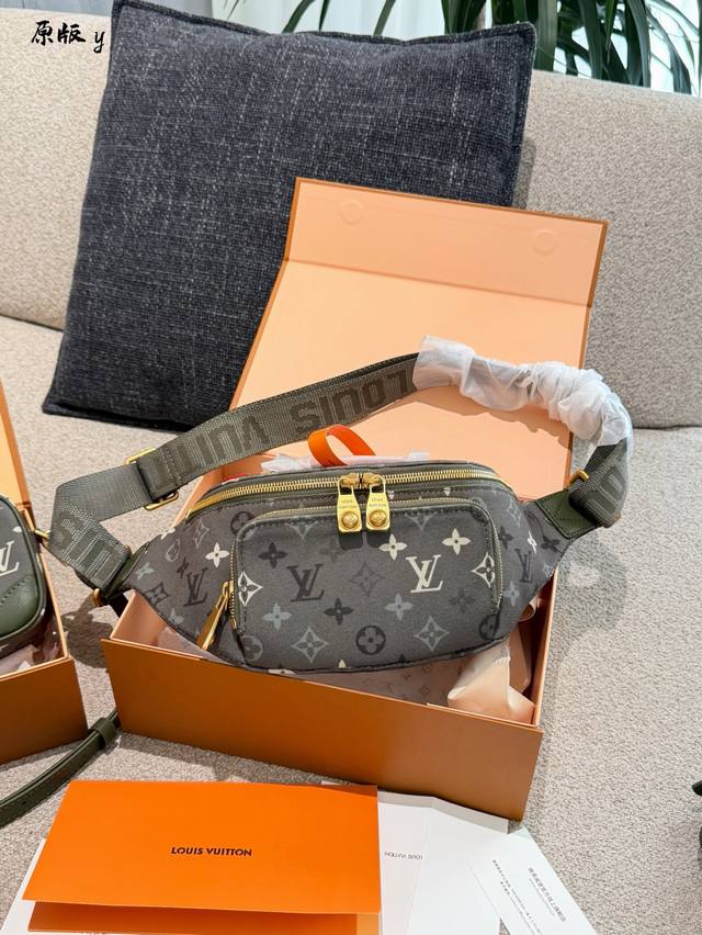 LV Monogram Rush腰包 Lv Monogram Rush腰包，经典Monogram涂层帆布+金色金属件，低调又有辨识度。尺寸30X15X8Cm，主