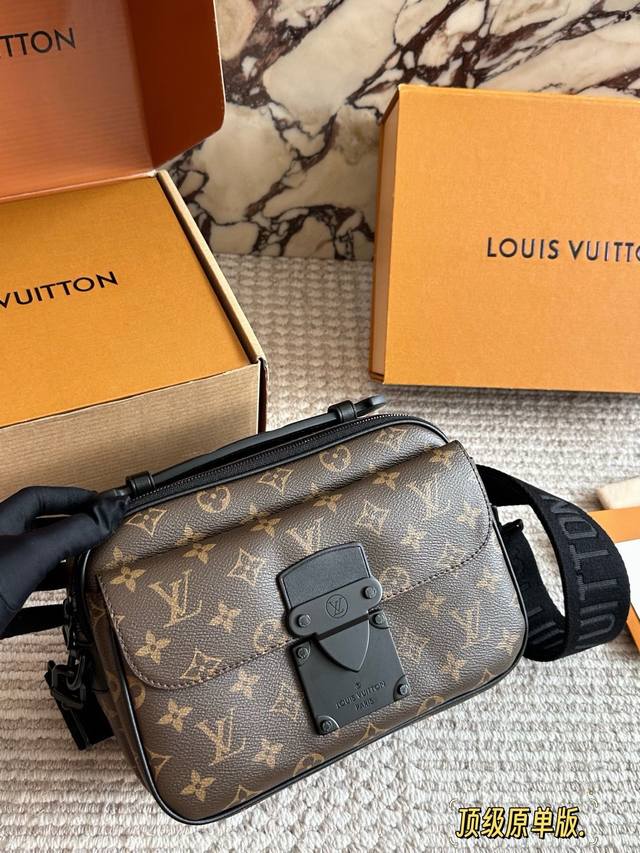 LV Slock新款男生包包 Iv最新一季又出了很多老花男包我可太爱老花了买到就，是赚到。拿到手的实物比照片好看。 Iv Slocksling，老花的腰包本来就