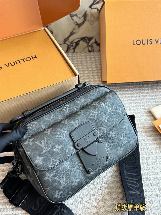 LV Slock新款男生包包 Iv最新一季又出了很多老花男包我可太爱老花了买到就，是赚到。拿到手的实物比照片好看。 Iv Slocksling，老花的腰包本来就