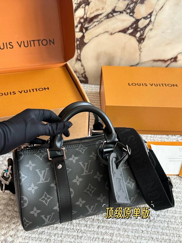 Lv X Nigo Keepall Xs 21 枕头包 手袋是一款理想的都市手袋。 标志性的造型与经典的 Monogram 帆布，加之多种携带方式和奢华的天然牛