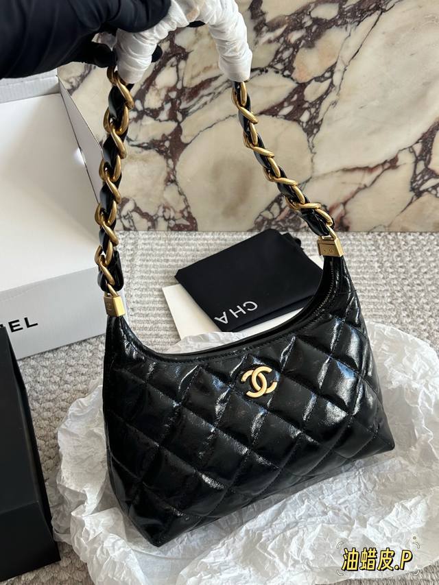原版皮 Chanel 24Ait Bag预警 Hobo 系列黑马 姐妹们，今天我要给大家分享-款超级好看的包包一 Chanel 24A Hobo系列黑马油蜡包