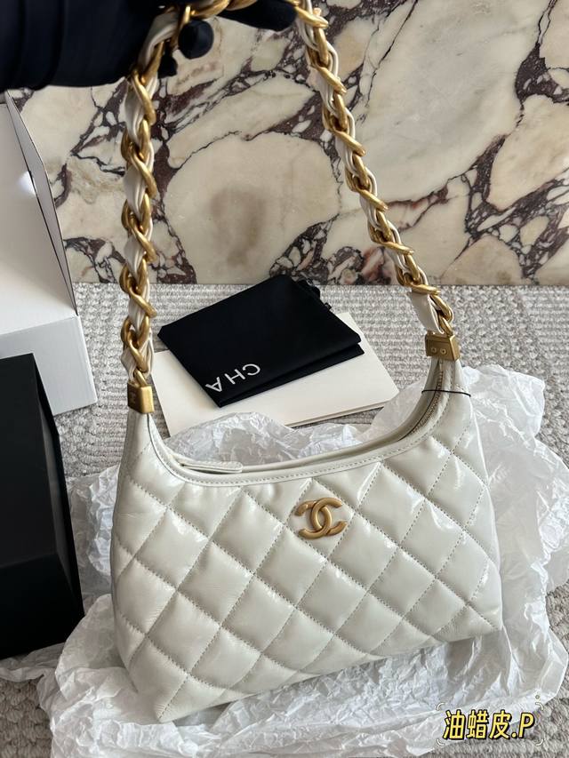 原版皮 Chanel 24Ait Bag预警 Hobo 系列黑马 姐妹们，今天我要给大家分享-款超级好看的包包一 Chanel 24A Hobo系列黑马油蜡包