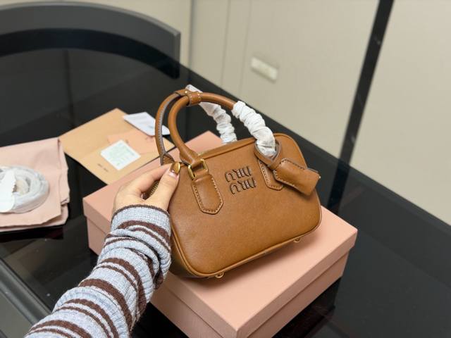 升级版配盒 Size：20*14Cm Miumiu保龄球 公文包 吐司包 不要太高级，很高级~ 很难不爱啊啊！ 可手拎也可斜挎 绝对不是小废包哦容量足足的~~