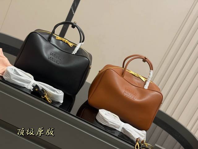 无盒 Size：35*22Cm Miumiu保龄球 公文包 采用小牛皮 皮质光滑细腻柔软， 棉质缎面衬里。 背起来都很Nice 哦 可手拎也可斜挎！ 出场就是M