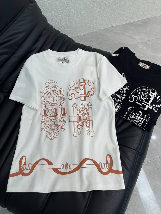Hermes*26春夏新款器具链条定位印花短袖T恤。这款T恤以黑白双色呈现，采用复古机械与巴洛克风格融合的印花设计，线条繁复而富有艺术感，整体风格兼具街头潮流与