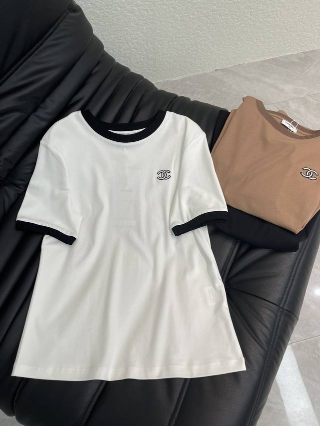 Chane*26春夏新品撞色边简约Logo短袖T恤。采用丝光棉面料，低饱和基础色系不挑肤色，衣身极简小标Logo点缀，搭配撞色包边领口设计，自带高级质感，低调耐