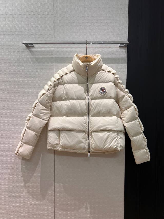 新款蒙口 薛凯琪同款 胸前Logo大徽章装饰 立领宽松短款羽绒服外套立体方块刺绣字母设计 90羽绒10羽毛宽松版型 男女同款 黑色白色 1-5 新款蒙口 薛凯琪同款 胸前Logo大徽章装饰 立领宽松短款羽绒服外套立体方块刺绣字母设计 90羽绒10羽毛宽松版型 男女同款 黑色白色 1-5