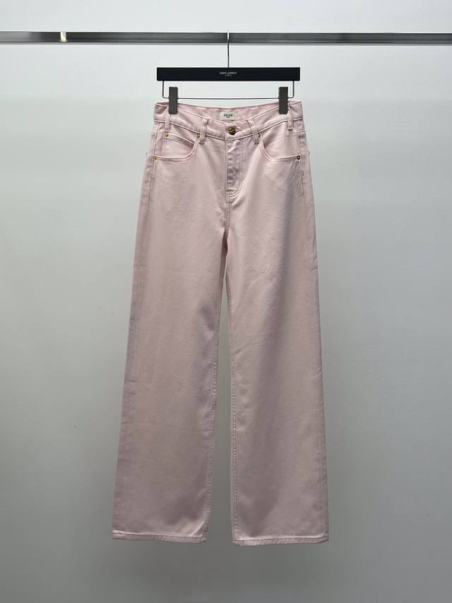 Celin*浅粉牛仔阔腿裤 春日限定粉调松弛感，这条浅粉阔腿裤把法式慵懒和春日浪漫平衡的刚刚好，低饱和度的雾面粉温柔不挑人，经典的高腰阔腿剪裁，标志性的凯旋门金