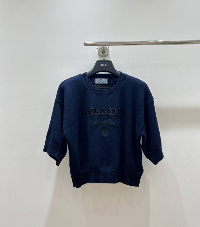 春夏新品上市 普拉达七分短袖来袭,精致刺绣徽标点缀,简约而不失奢华,短袖设计清爽透气,尽显时尚态度。 春夏新品上市 普拉达七分短袖来袭,精致刺绣徽标点缀,简约而不失奢华,短袖设计清爽透气,尽显时尚态度。